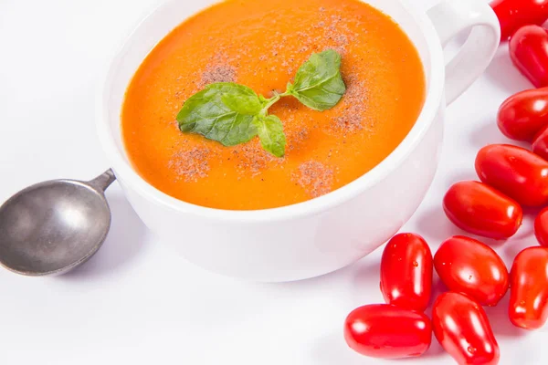 Gazpacho Polévka Zdobené Čerstvou Mátou Černým Pepřem Některé Rajčata Bílém — Stock fotografie