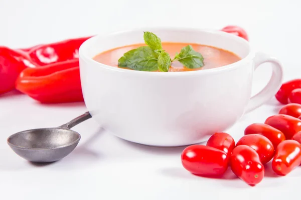 Sopa Gaspacho Com Alguns Tomates Pimenta Doce Fundo Branco Com — Fotografia de Stock