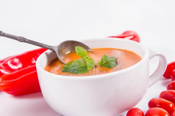 Minestra Gazpacho Con Pomodori Peperone Fondo Bianco Con Cucchiaio Vintage — Foto Stock