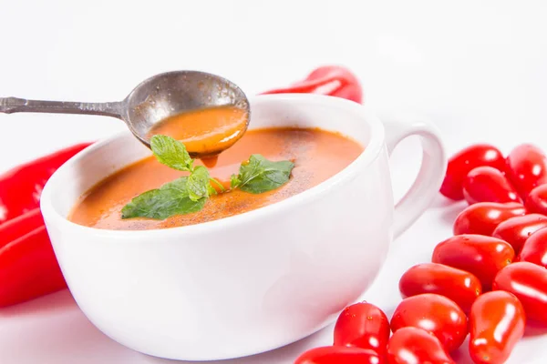 Sopa Gaspacho Com Alguns Tomates Pimenta Doce Fundo Branco Com — Fotografia de Stock