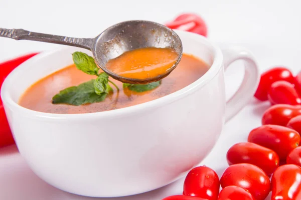 Sopa Gaspacho Com Alguns Tomates Pimenta Doce Fundo Branco Com — Fotografia de Stock