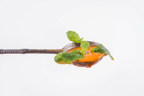 Minestra Gazpacho Decorata Con Menta Fresca Sfondo Bianco Cucchiaio Vintage — Foto Stock