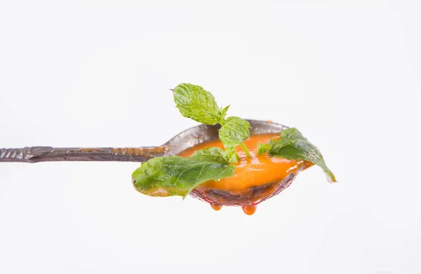 Gazpacho Suppe Mit Frischer Minze Auf Weißem Hintergrund Auf Einem — Stockfoto