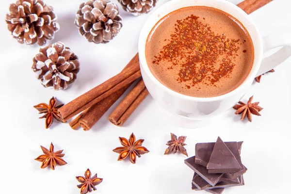 Xícara Chocolate Quente Com Canela Estrelas Anis Pedaços Chocolate Escuro — Fotografia de Stock