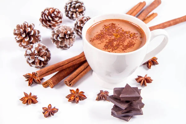 Bir Fincan Tarçınlı Sıcak Çikolata Anason Yıldızları Siyah Çikolata Parçaları — Stok fotoğraf