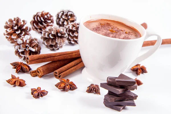 Xícara Chocolate Quente Com Canela Estrelas Anis Pedaços Chocolate Escuro — Fotografia de Stock