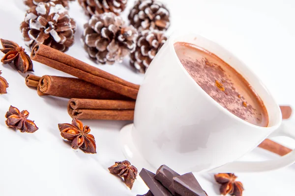 Egy Csésze Forró Csokoládé Fahéjjal Ánizs Csillagokkal Étcsokoládé Darabokkal Néhány — Stock Fotó