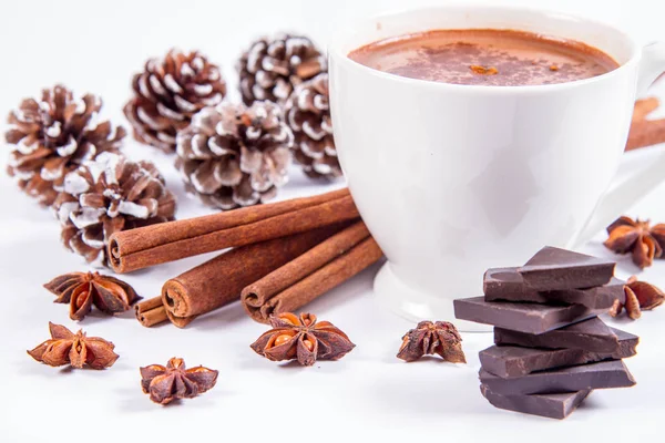 Xícara Chocolate Quente Com Canela Estrelas Anis Pedaços Chocolate Escuro — Fotografia de Stock