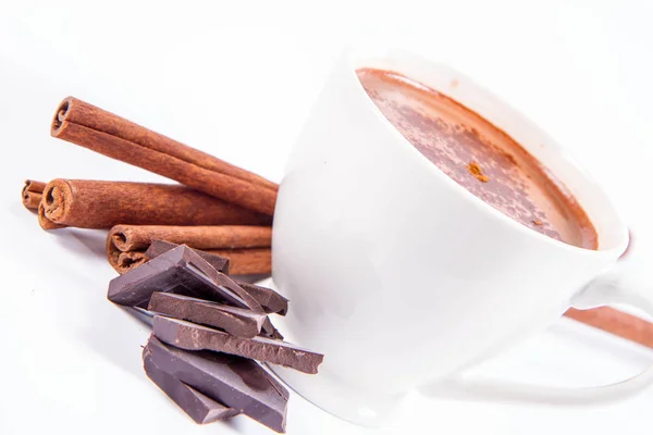 Tazza Cioccolata Calda Con Cannella Pezzi Cioccolato Fondente Sfondo Bianco — Foto Stock