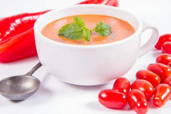 Sopa Gazpacho Con Algunos Tomates Pimienta Dulce Decorada Con Menta —  Fotos de Stock
