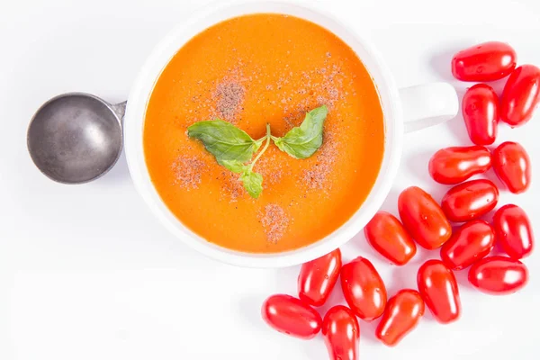 Gazpacho Suppe Dekorert Med Fersk Mynte Svart Pepper Noen Tomater – stockfoto