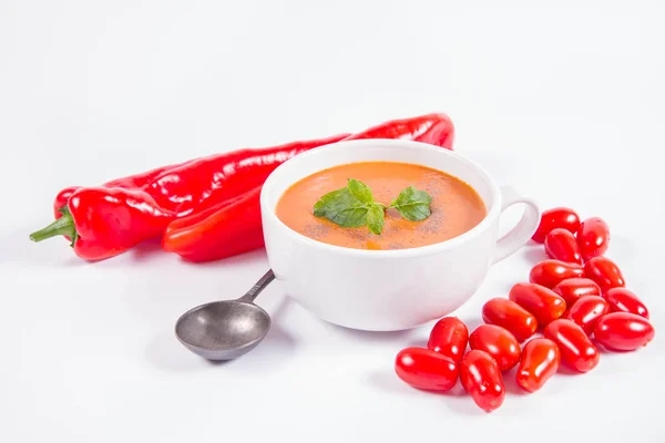 Domates Tatlı Biberli Gazpacho Çorbası Beyaz Arka Planda Taze Nane — Stok fotoğraf