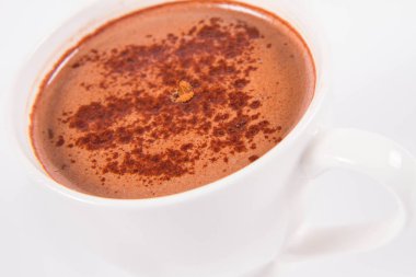 beyaz zemin üzerine sıcak çikolata