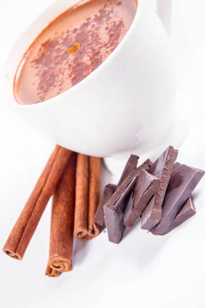 Xícara Chocolate Quente Com Canela Pedaços Chocolate Escuro Fundo Branco — Fotografia de Stock