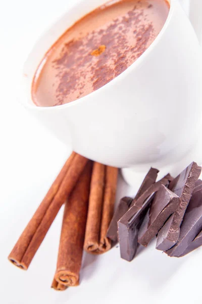 Xícara Chocolate Quente Com Canela Pedaços Chocolate Escuro Fundo Branco — Fotografia de Stock