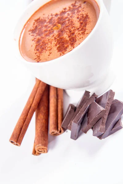 Xícara Chocolate Quente Com Canela Pedaços Chocolate Escuro Fundo Branco — Fotografia de Stock