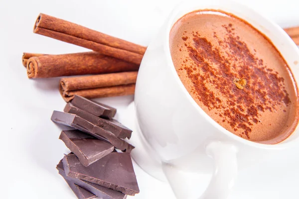 Tarçınlı Bir Fincan Sıcak Çikolata Beyaz Arka Planda Bir Parça — Stok fotoğraf