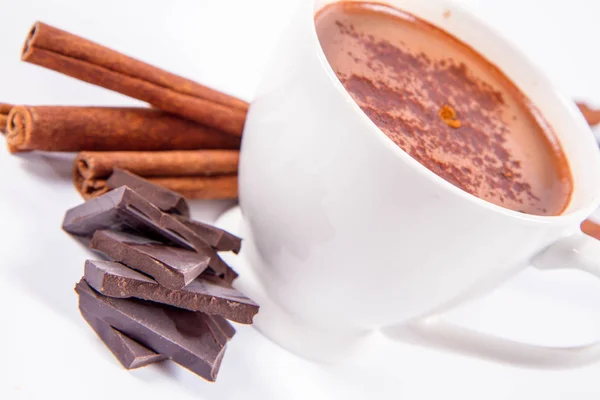 Tarçınlı Bir Fincan Sıcak Çikolata Beyaz Arka Planda Bir Parça — Stok fotoğraf