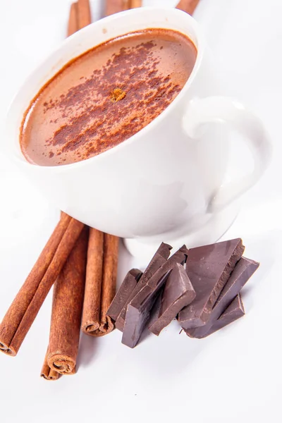 Xícara Chocolate Quente Com Canela Pedaços Chocolate Escuro Fundo Branco — Fotografia de Stock