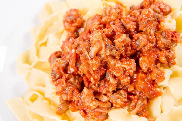 Reginette Pasta Mit Bolognese Sauce Auf Einem Teller Auf Weißem — Stockfoto