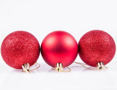 Kırmızı Matt ve parlak Noel topları beyaz arka planda
