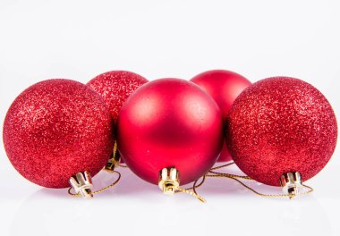Kırmızı Matt ve parlak Noel topları beyaz arka planda