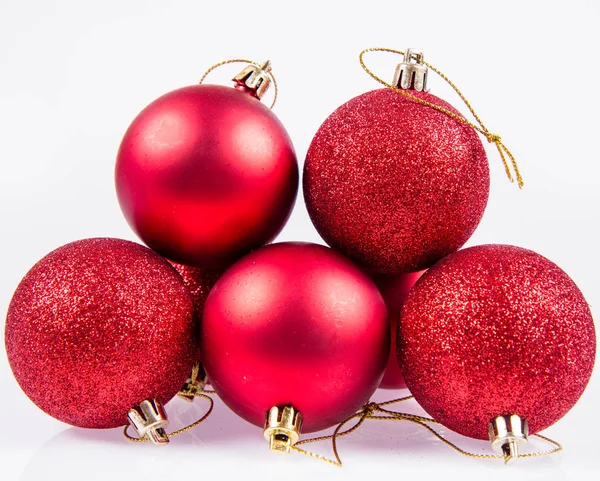 Boules Noël Rouges Mattes Scintillantes Sur Fond Blanc — Photo