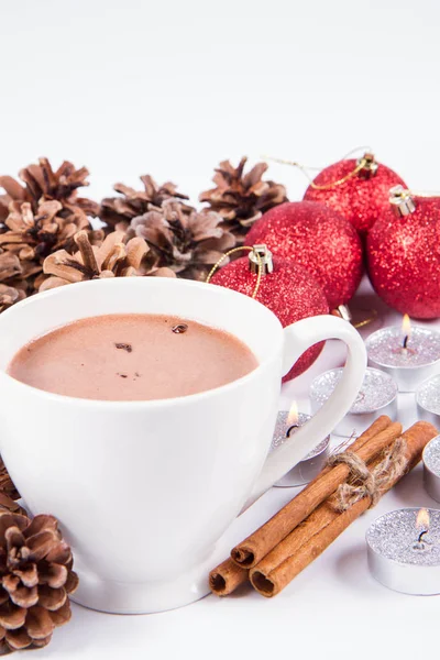 Bir Fincan Sıcak Çikolata Tarçın Çubukları Koniler Noel Baloları Mumlar — Stok fotoğraf