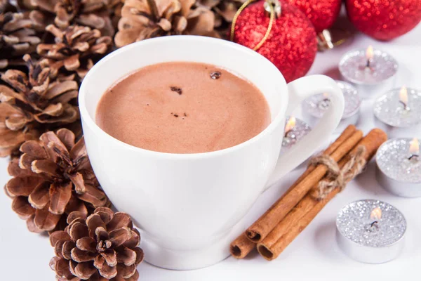 Copa Chocolate Caliente Algunos Palitos Canela Conos Bolas Navidad Velas — Foto de Stock