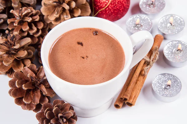 Egy Csésze Forró Csoki Néhány Fahéjas Pálcika Tölcsér Karácsonyi Golyó — Stock Fotó