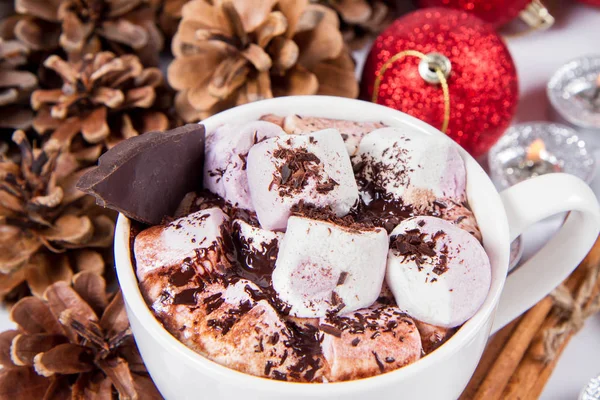 Xícara Chocolate Quente Com Marshmallows Alguns Paus Canela Cones Bolas — Fotografia de Stock