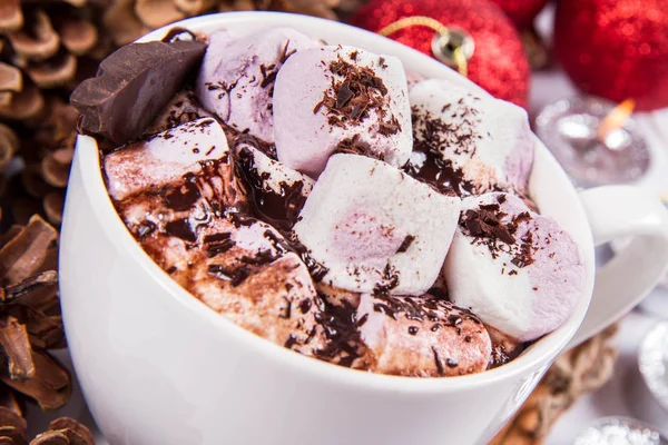 Xícara Chocolate Quente Com Marshmallows Alguns Paus Canela Cones Bolas — Fotografia de Stock