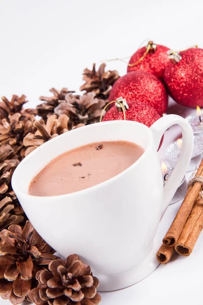 Bir Fincan Sıcak Çikolata Tarçın Çubukları Koniler Noel Baloları Mumlar — Stok fotoğraf