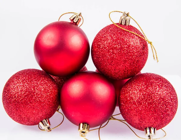 Rote Matte Und Funkelnde Weihnachtskugeln Auf Weißem Hintergrund — Stockfoto