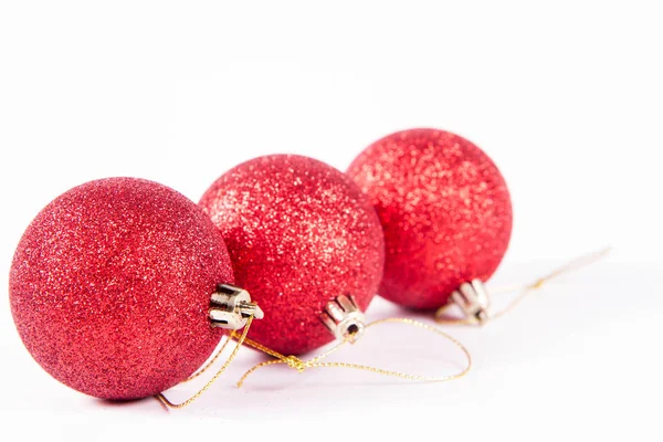 Bolas Navidad Brillantes Rojas Sobre Fondo Blanco — Foto de Stock