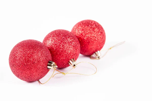 Rosso Scintillante Palle Natale Sfondo Bianco — Foto Stock