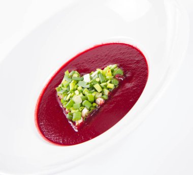 Frenk soğanından yapılmış kalbi olan pancar kremalı çorba. Romantik bir ikram.