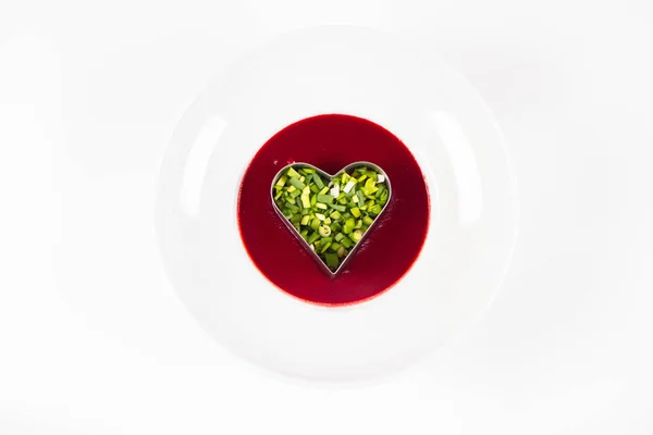 Frenk Soğanından Yapılmış Kalbi Olan Pancar Kremalı Çorba Romantik Bir — Stok fotoğraf