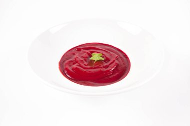 Kişniş yaprağıyla süslenmiş pancar kremalı çorba.