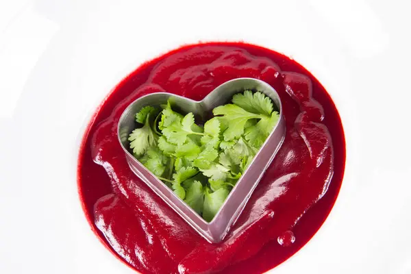 Rote Bete Sahne Suppe Mit Herz Aus Koriander Ein Romantischer — Stockfoto