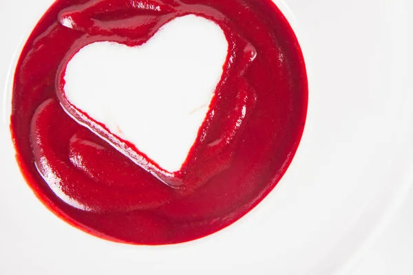 甜菜奶油汤 用酸奶做的心脏装饰 — 图库照片