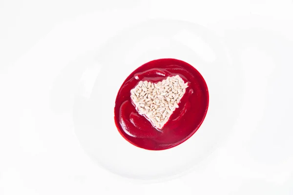 Rödbetssoppa Dekorerad Med Ett Hjärta Yoghurt Och Solrosfrön — Stockfoto