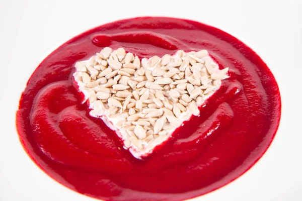 Rote Bete Sahne Suppe Mit Einem Herz Aus Joghurt Und — Stockfoto