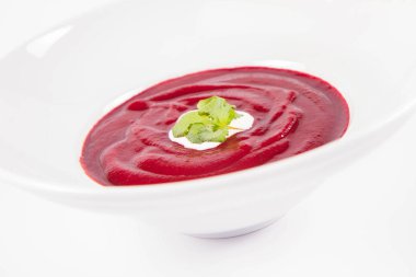 Kişniş yaprağı ve biraz kremayla süslenmiş pancar kremalı çorba.