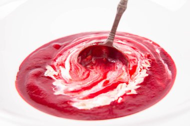 İçine yoğurt ve ayçiçeği tohumları karıştırılmış pancar kremalı çorba, antika bir kaşıkla yenir.