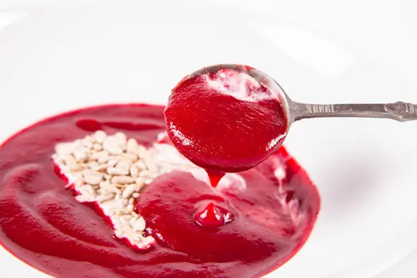 Sopa Crema Remolacha Azucarera Decorada Con Corazón Hecho Yogur Semillas —  Fotos de Stock