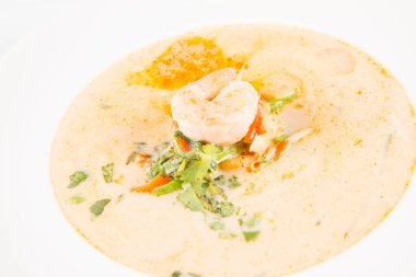 Kaplan karides ve sebzeli Tayland çorbası.