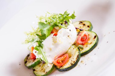 Mozzarella di buffalo ızgara kabakla servis edilir.