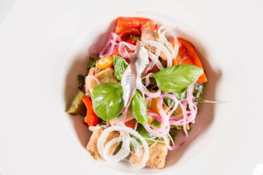 Fesleğenle süslenmiş ançüezli Panzanella salatası.