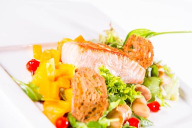 Salata ve mantarlı somon.